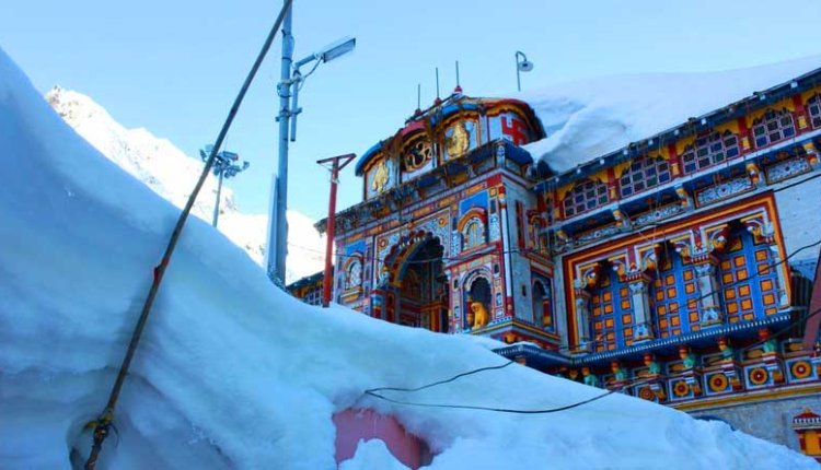 snowfall at badrinath temple
